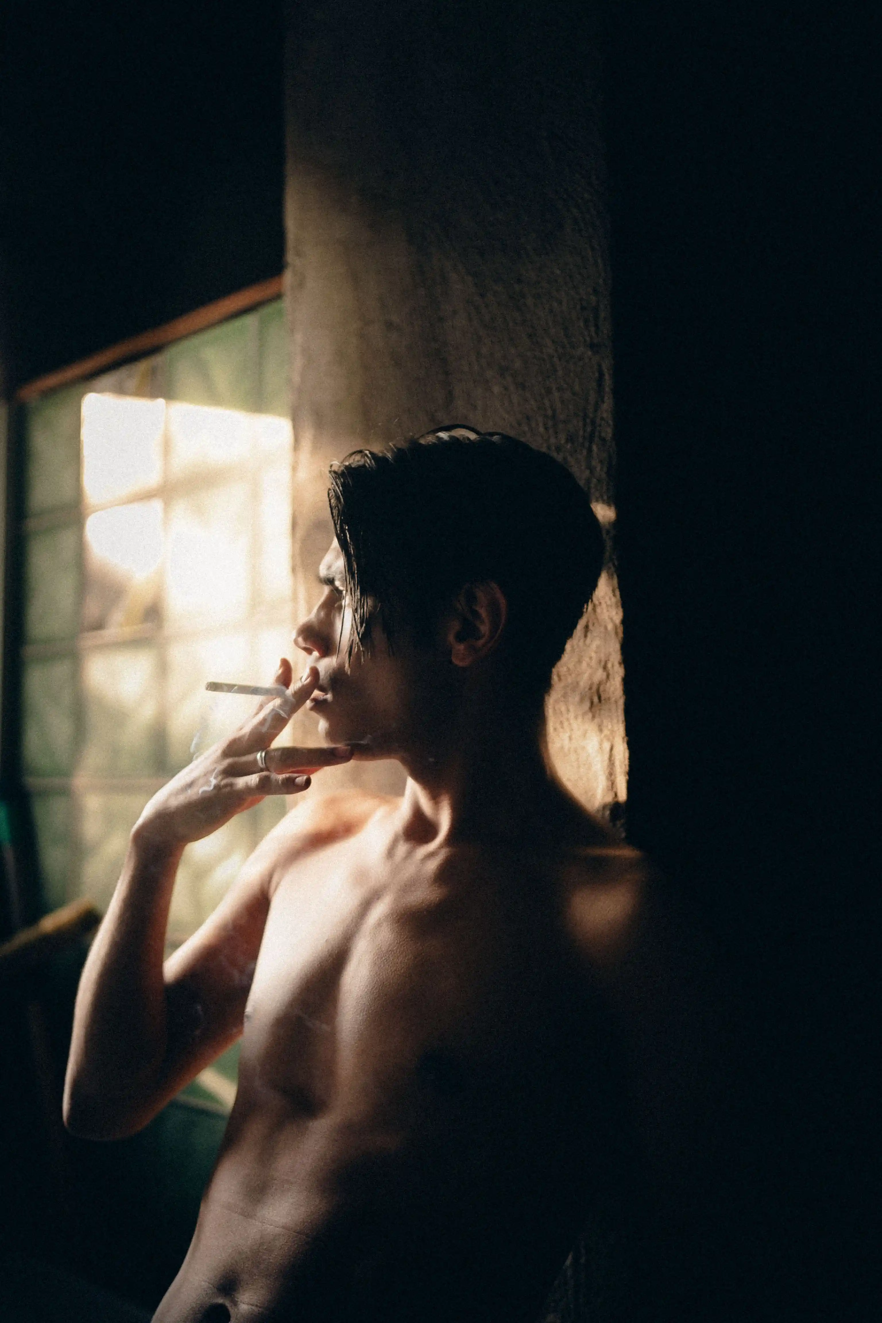 Frau im Apartment vor bodentiefem Fenster, cinematische Boudoir-Session